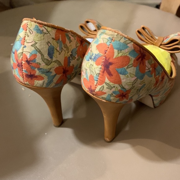 Floral tan shoes with toe out.  Madden Girl. - Picture 4 of 5